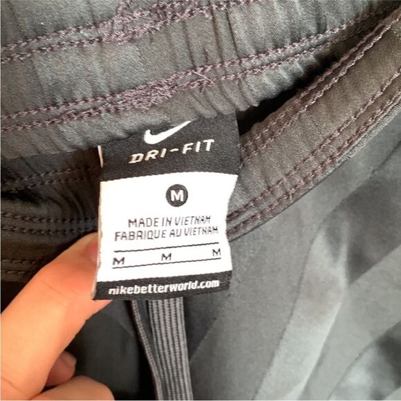 Nike | 2000s Women’s Grey Striped Dri-Fit Athletic Running Shorts Medium - Picture 5 of 10